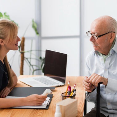 Cum verifici licența unui cămin pentru vârstnici? Ghid complet pentru familii