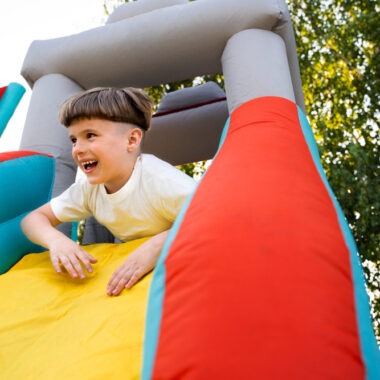 Ce defecte anulează garanția unui tobogan gonflabil și cum să le eviți